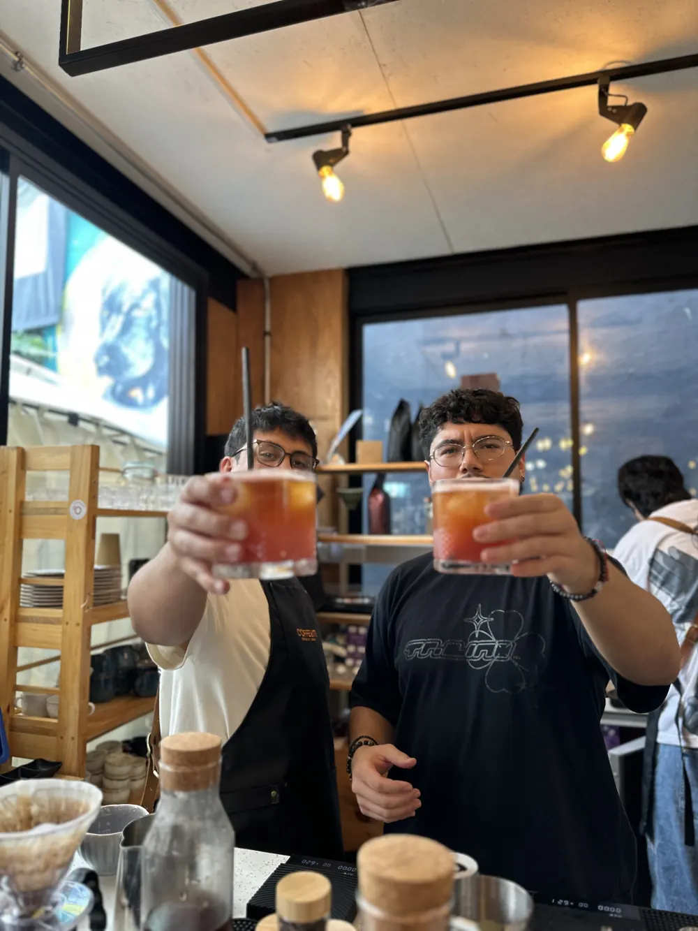 Baristas de Coffeum brindando con espresso tonic