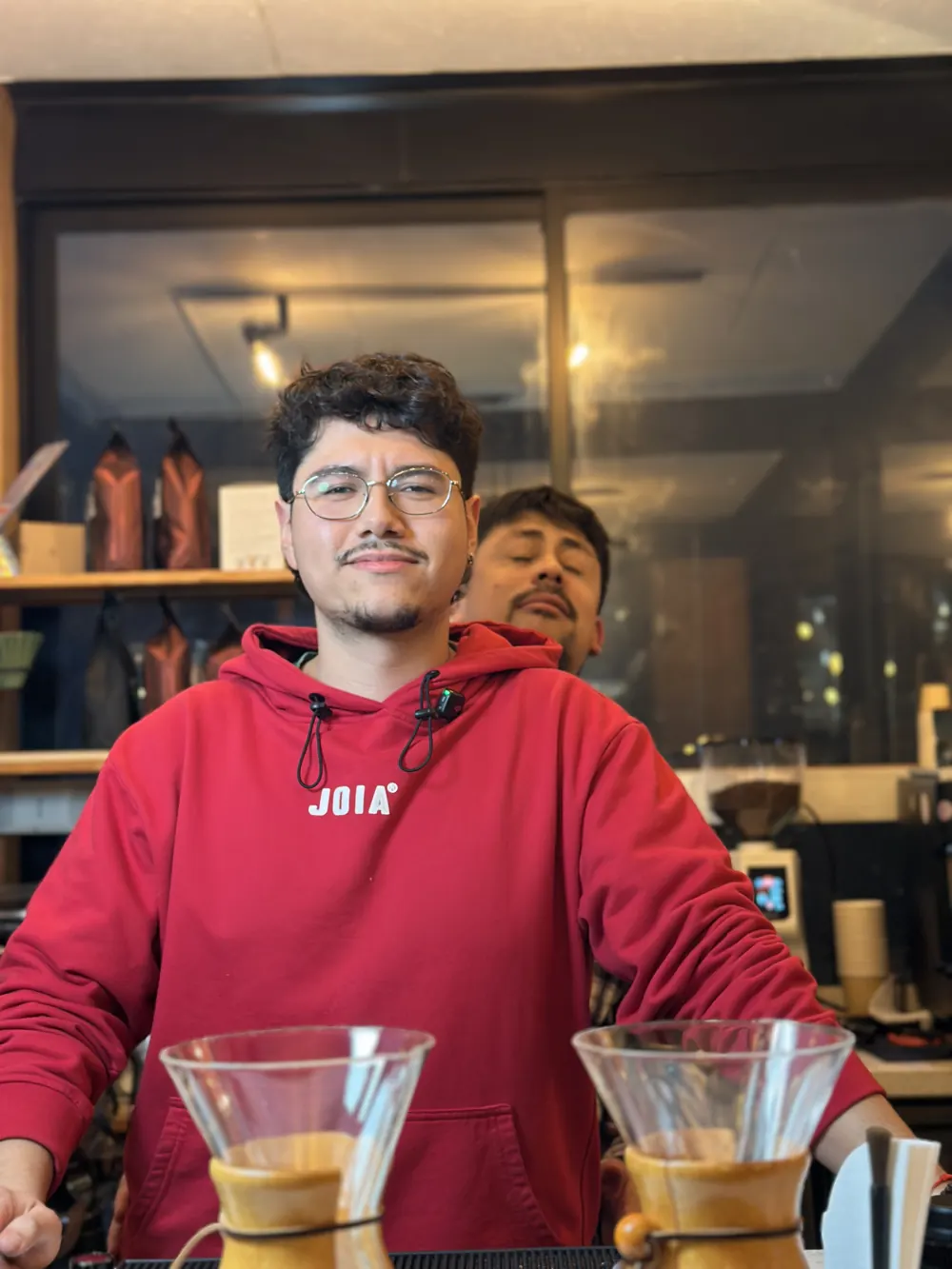 Barista de Coffeum preparando café filtrado en V60